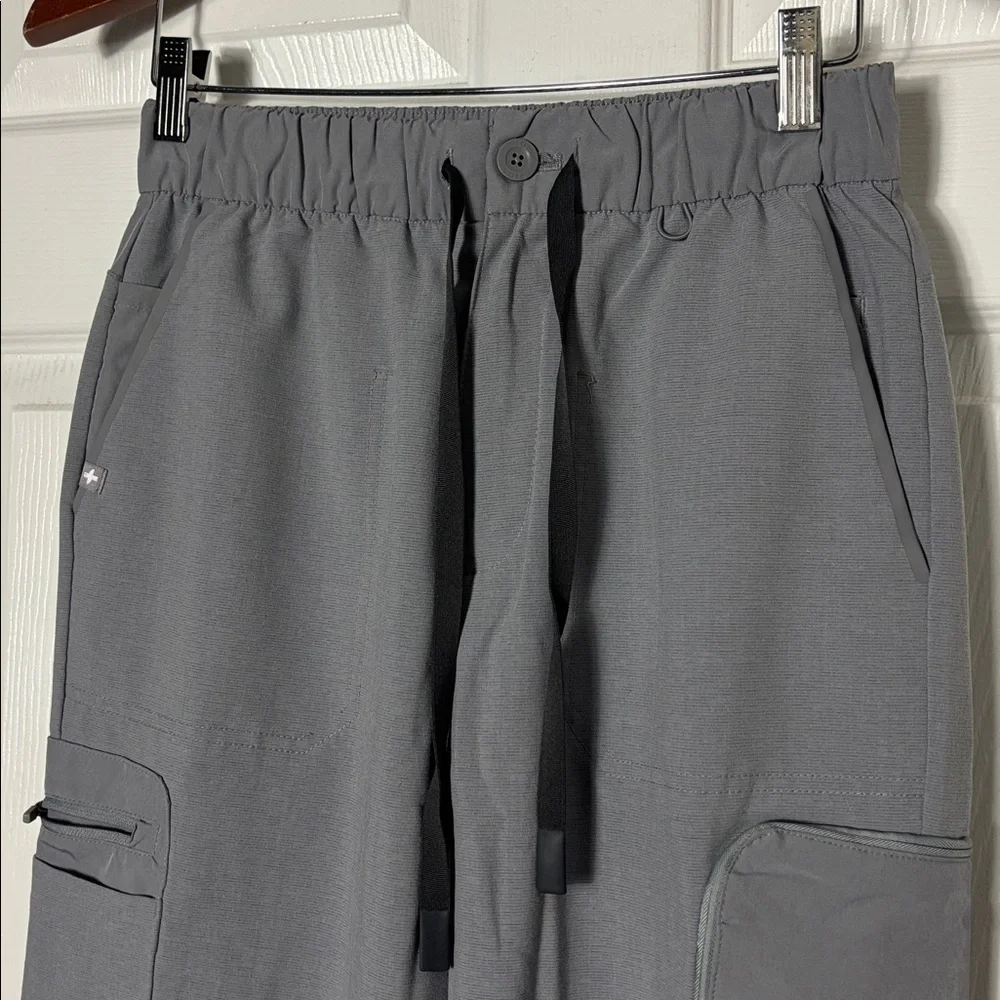 FIGS Men's Gray 21‑Pocket Cargo Scrub Pants Size Small Button Front pull on